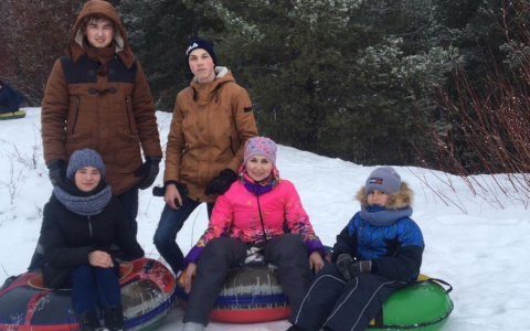 Мать о воспитании троих сыновей в труде: "Они и стирают, и готовят, и тесто замесить могут"