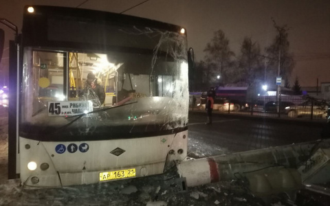 Автобус № 45 сбил столб и перекрыл проспект Мира