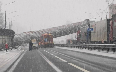 На трассе М-7 во Владимирской области рухнул пешеходный переход: движение полностью перекрыто