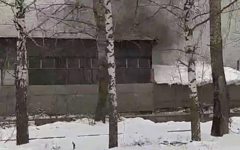 В Новочебоксарске на территории бывшего завода случился пожар в ангаре: "Видимо, КамАЗ какой-то горит"