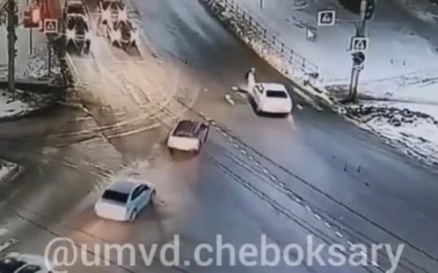 В Чебоксарах водитель “Камри” сбил женщину, переходившую на зеленый свет