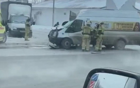 В Чебоксарах маршрутка врезалась в МАЗ