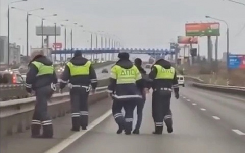 Житель Чувашии на BMW устроил гонки со стрельбой и 10 поврежденными машинами в Москве