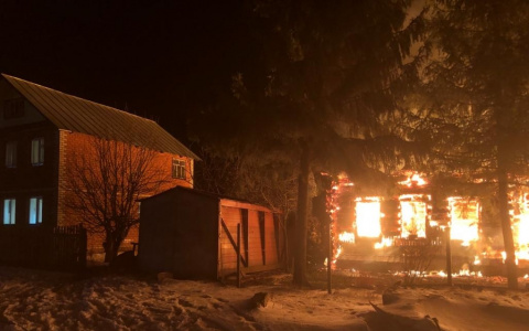 В Козловском районе 17 спасателей тушили загоревшийся жилой дом
