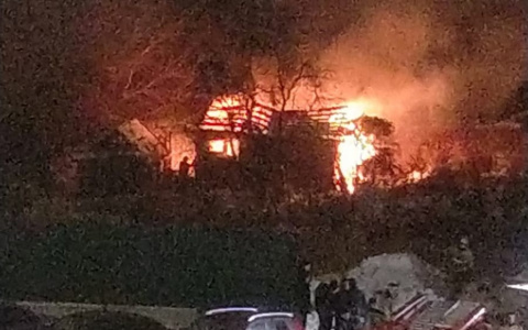 Очевидцы сообщают, что в чебоксарском Шанхае пожарные не могут подъехать к горящему дому