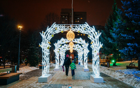В Чебоксарах начали устанавливать новогодние объекты: летучий корабль, сказочные ворота