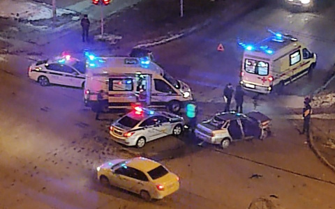 В Новоюжном районе столкнулись легковушки: "Такой хлопок был! Одного скорая забрала"