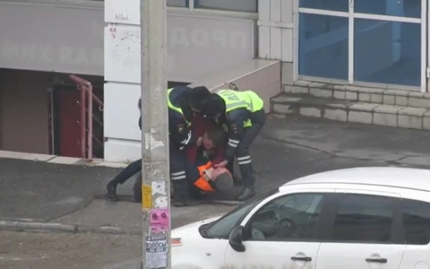 В Чебоксарах водитель легковушки подрался с водителем манипулятора в присутствии сотрудников ДПС