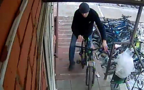 В Чебоксарах объявили в розыск мужчину с велосипедом