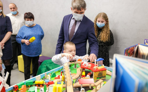 К Новому году Николаев сделал классический подарок случайному мальчику