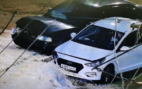 В Чебоксарах столкнулись две иномарки: девушку увезли на скорой