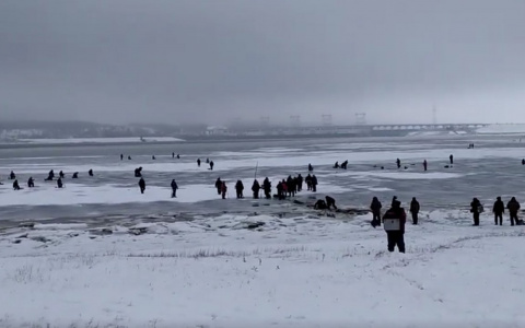 Рыбалка в “ковше” в районе ГЭС закончилась плохо: более ста рыбаков оказались в ледяной ловушке