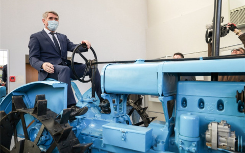 Олег Николаев принимает поздравления: 52 года назад он родился в деревне Чербай