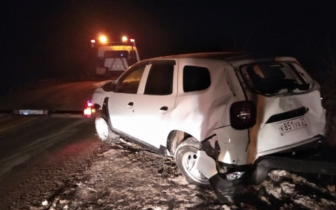 В Чувашии водитель "Дастера" зацепил обочину и едва не угробил двоих человек