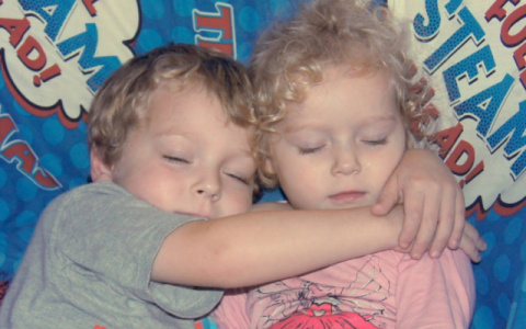 В Чебоксарах на свет с разницей в минуту появилась королевская двойня