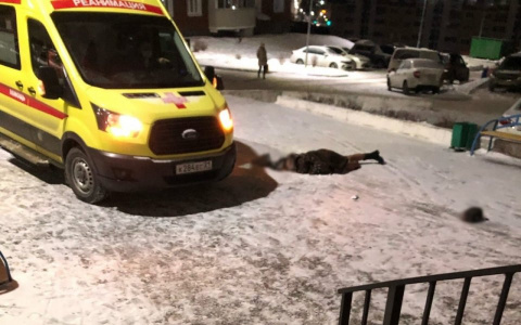 В Чебоксарах возле шестнадцатиэтажки обнаружили тело женщины: "Прохожий достал из багажника плед и укрыл ее"