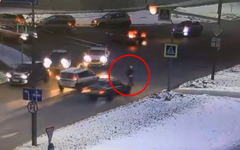 Девушка на "Мерседесе" сбила бегущую по пешеходному переходу женщину