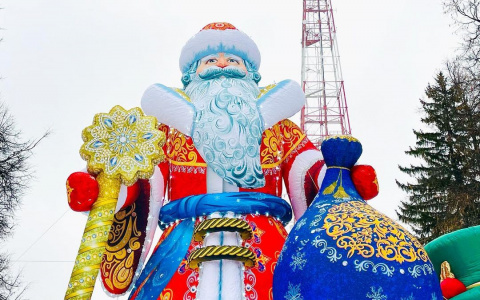 В Чебоксарах поставили пятиметрового Деда Мороза