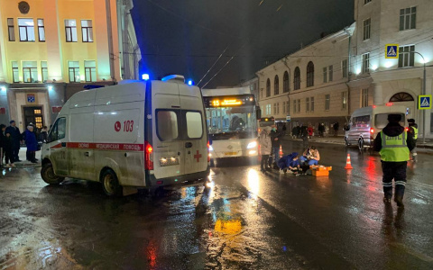 Напротив сельхозакадемии автобус сбил 22-летнюю девушку