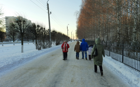 Детские пособия, двойная пенсия и 13-я зарплата: какие выплаты должны быть перед Новым годом