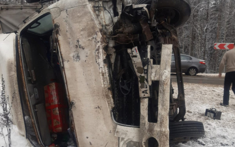 При столкновении автомобиля ГНР и фуры в Шумерлинском районе погиб человек