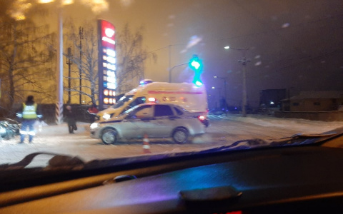 В Новочебоксарске в утреннем ДТП пострадали два человека: «Мужчину увезли в больницу»