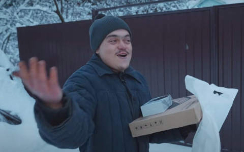 Лесной отшельник из Чувашии, живший в шалаше из пакетов, готовится к переезду в дом из чурок