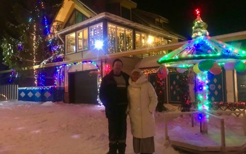 Десять зим семья из Чувашии превращает свой двор в сказочный с помощью 280 метров гирлянд