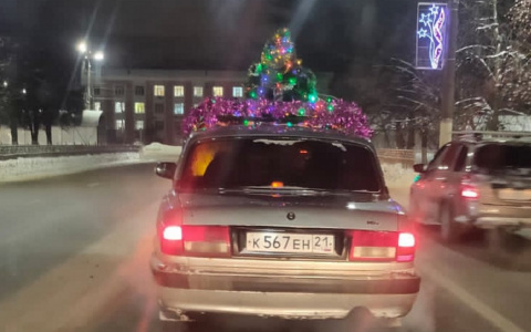 Чебоксарцы заметили в потоке машин "Волгу" с мигающей на крыше елкой