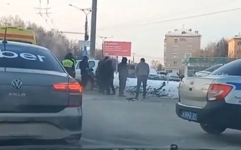 В центре Чебоксар "Мерседес" столкнулся с "Нивой": "У иномарки морда в хлам"