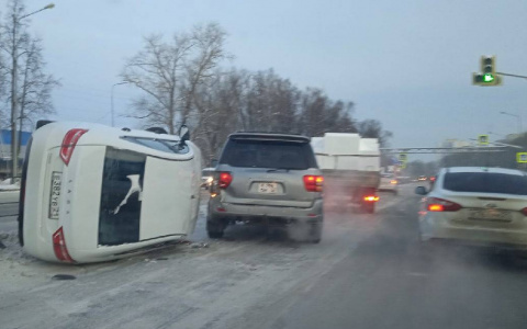 На Канашском шоссе “Лада Веста” перевернулась на бок