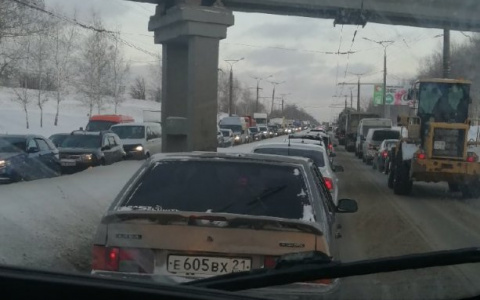 В Чебоксарах на шоссе образовались семибалльные пробки: две аварии из пяти машин