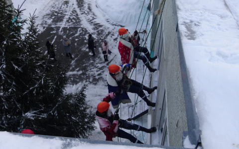 В Чебоксарах десант "летающих" Дедов Морозов спустился к детям с крыши и подарил подарки