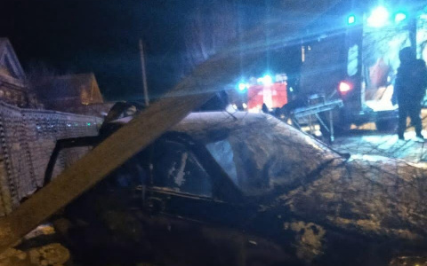 В Чувашии пьяный водитель "Приоры" врезался в столб: погибла одна девушка