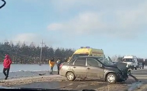 Авария в Чебоксарском районе: "Лобовой удар произошел. На месте две машины медиков"