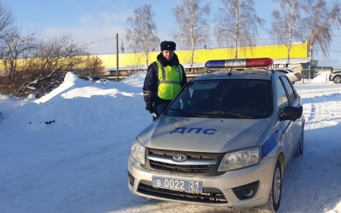 По пути в Комсомольское у автоледи с двумя маленькими детьми в салоне пробило сразу два колеса