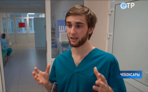 В Чебоксарах студент-медик между дежурствами в красной зоне учит лезгинке: "Танцуют все нации"