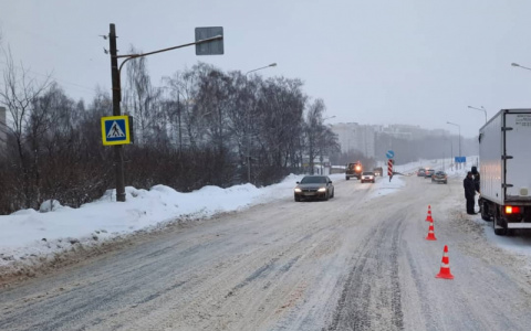 Утром в Чебоксарах на пешеходном переходе грузовик сбил девушку