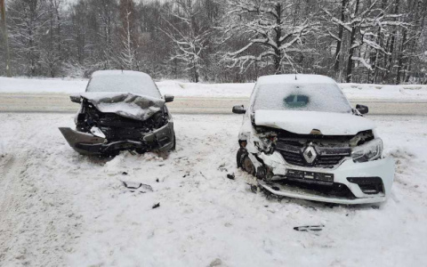 На Алатырском шоссе столкнулись две легковушки: пострадали четверо, включая трехлетнего ребенка