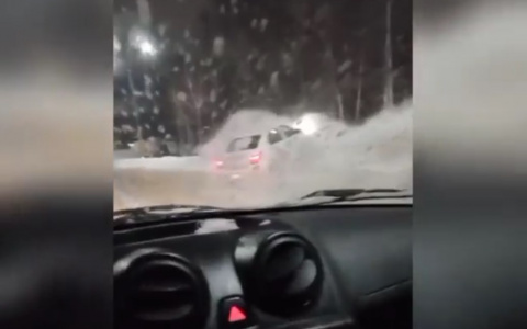 В Чебоксарах таксист вместе с пассажиркой слетел в кювет и перевернулся