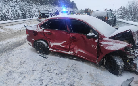 По дороге в чужой город жители Чувашии попали в массовое ДТП: есть пострадавшие