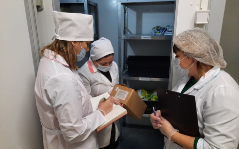 В Чебоксарах в срочном порядке проверяют школьные столовые