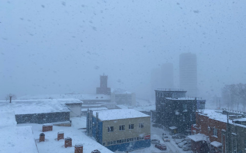 Столицу Чувашии накрыл сильный снегопад: фото снежных улиц города
