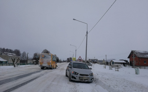 Школьный автобус с учениками попал в аварию в Комсомольском районе