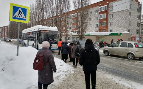 В Чебоксарах сбили парня: "Он перебегал дорогу, когда его задели машина и троллейбус"