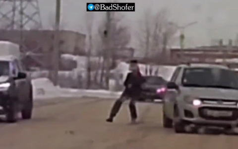 В Чебоксарах перебегающего дорогу пешехода сбила "Калина", задев зеркалом