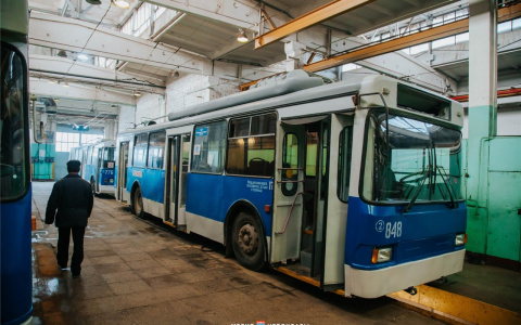 После жалоб чебоксарцев в троллейбусах делают нескользящий пол