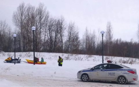 В чебоксарском парке поймали водителя снегохода, который катал жителей на банане