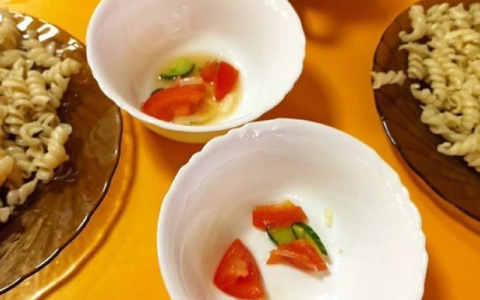 Поставщик пояснил, почему в салате для школьников было всего несколько кусочков овощей