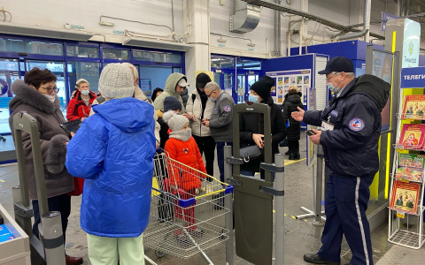 Как прошел первый день ограничений в гипермаркетах: возмущенные чебоксарцы и очереди на входе